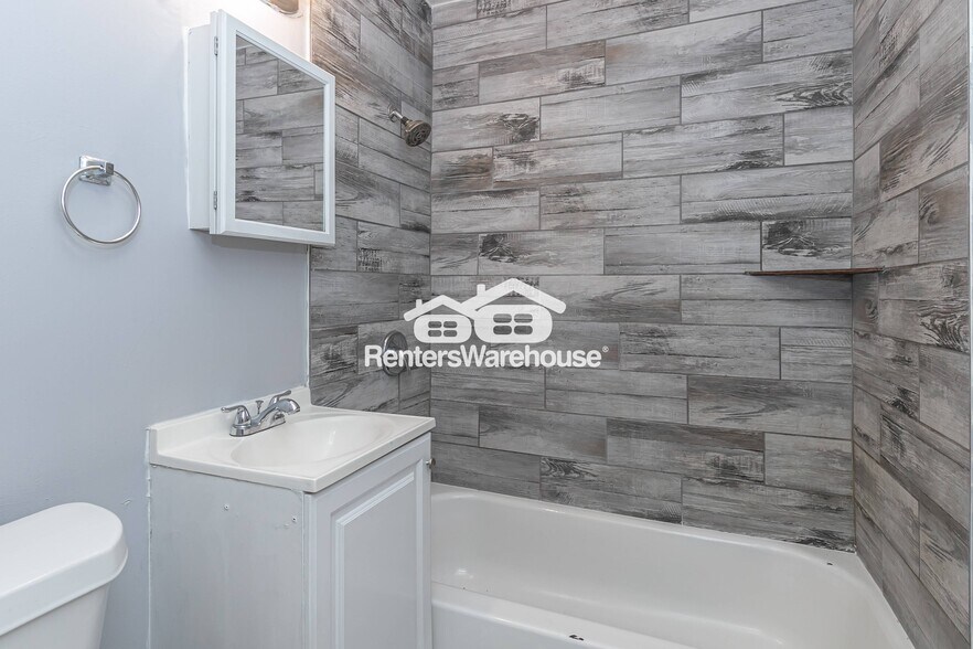 Building Photo - 10741 Cambridge Ave