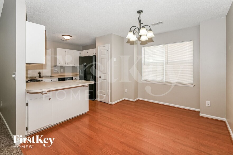 Building Photo - 2501 Oak Leigh Dr