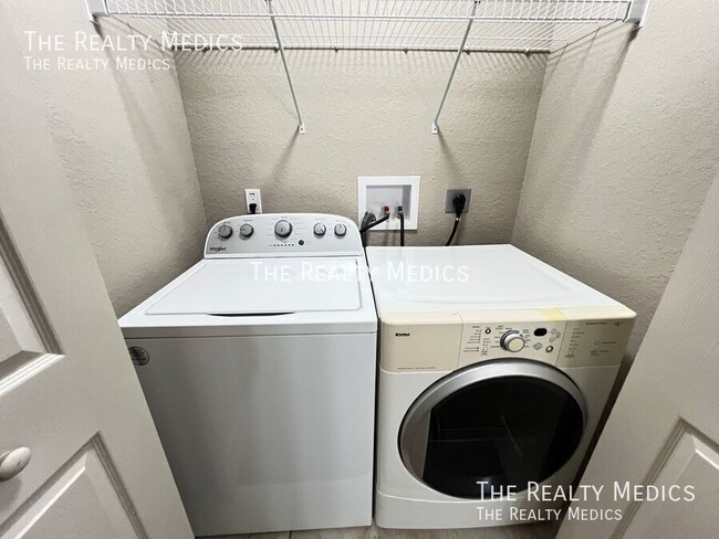 Building Photo - 15593 SW 48th Ave