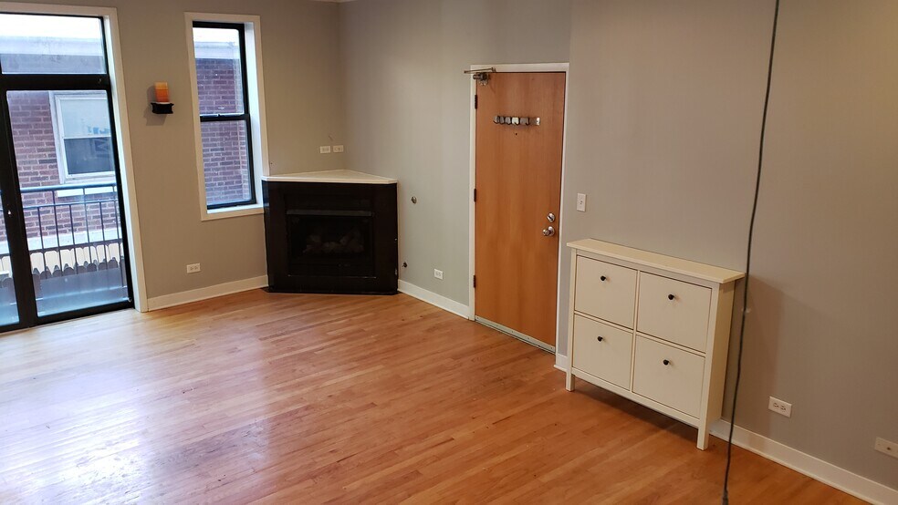 Main room 3 - 4044 N Kedvale Ave