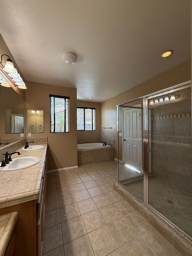 Building Photo - Centrally Located Single Story Home in Traditions