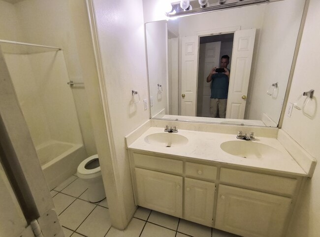 Building Photo - Beautiful 3-Bedroom, 2-Bath Home with Atta...