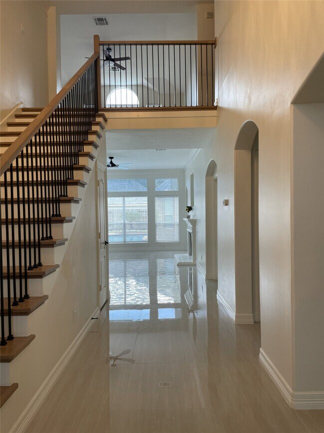 Building Photo - 5622 Lake Pl Dr