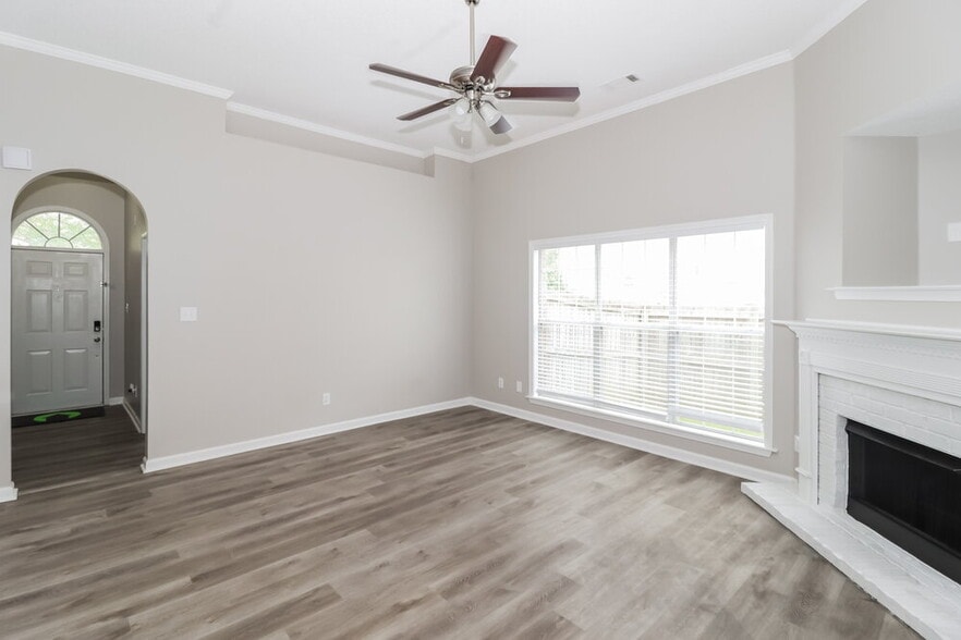 Building Photo - 8645 Valmont Cir