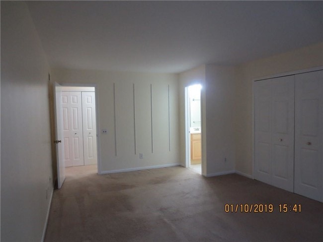 Building Photo - 27718 Echo Valley W