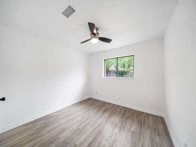 Building Photo - 1610 Crestdale Dr