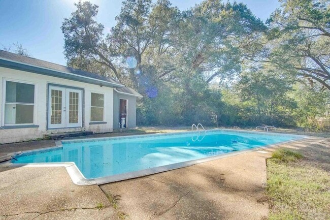 Building Photo - 4725 Clara St