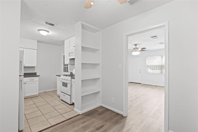 Building Photo - 10602 Rosehaven Dr