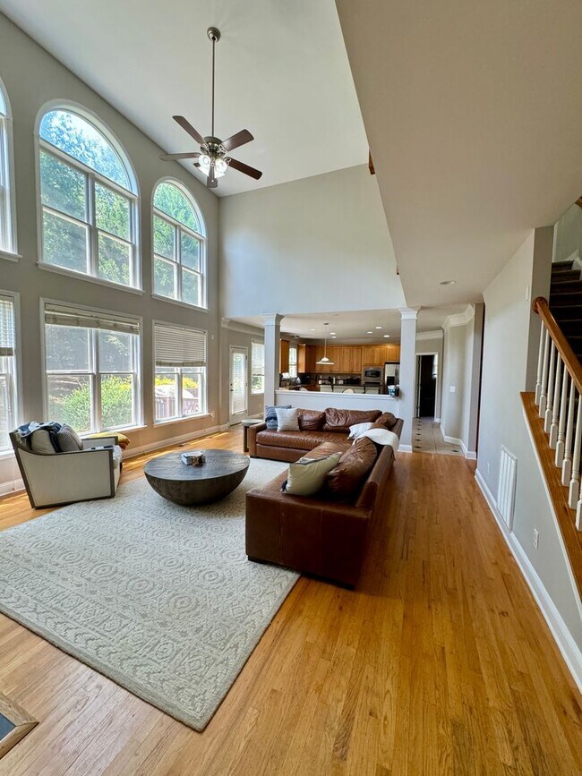 Building Photo - AVAILABLE AUGUST 23.  Spacious 5BR Home in...