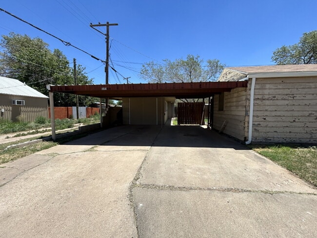 Building Photo - Beautiful Newly Remodeled Rear House Effic...