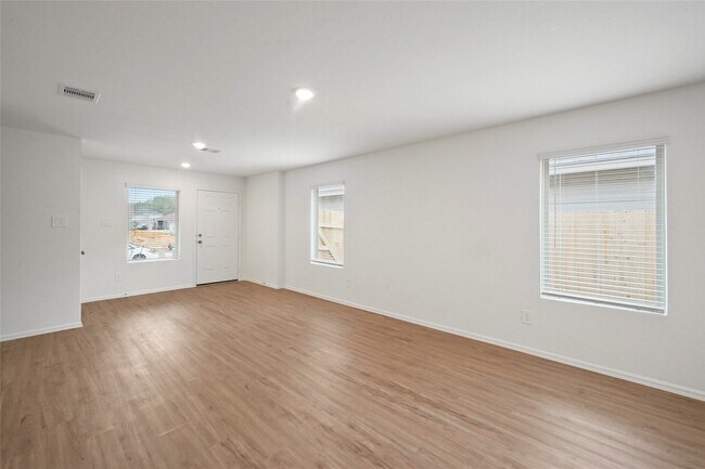 Building Photo - 1440 Las Cuevas Dr