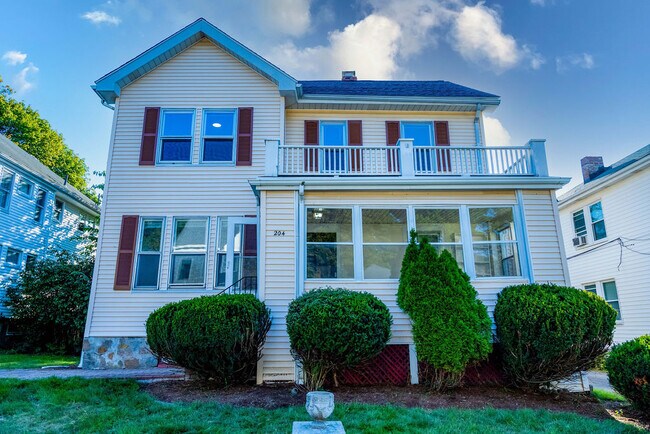 Building Photo - 204 Maple St