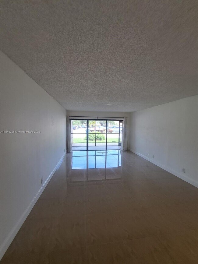 Building Photo - 240 Lakeview Dr