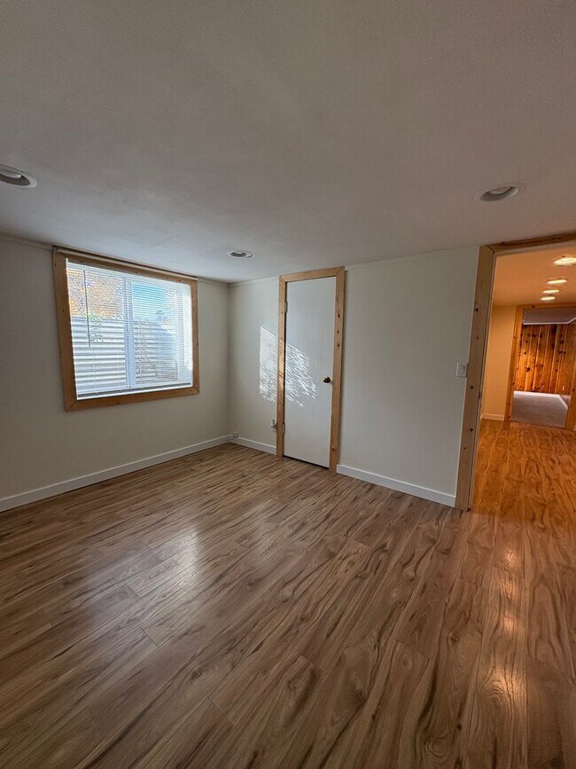 Building Photo - Centrally located 2 bed 1 bath upper level...