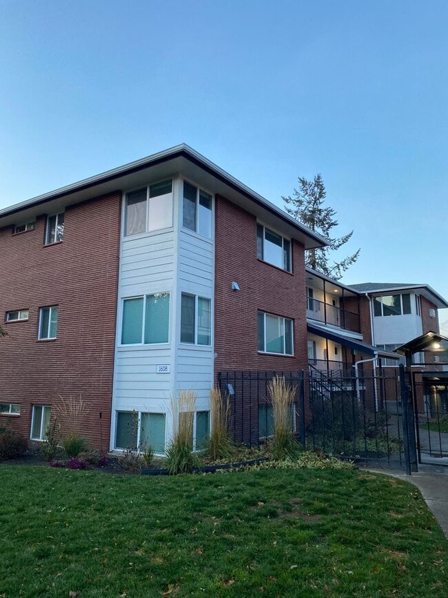 Building Photo - 1608 W 8th Ave