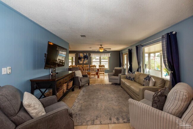 Building Photo - 12164 Longwood Dr