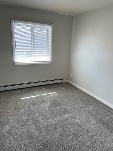 Building Photo - 633 S Dodge St