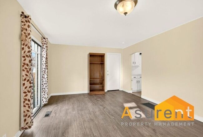 Building Photo - Great Duplex Available Now!