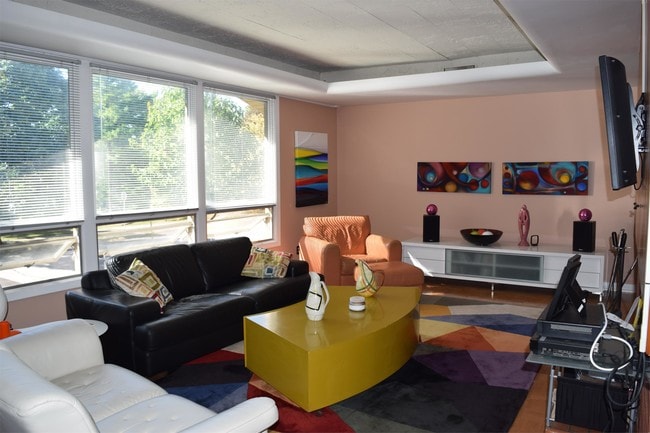 Building Photo - 301 Homan Ave