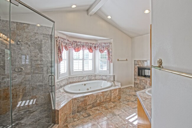 Building Photo - VERY SPACIOUS, BRIGHT & AIRY HOME W/ UNIQU...