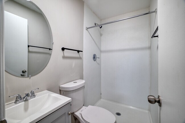 Building Photo - 1005 N Center Ave