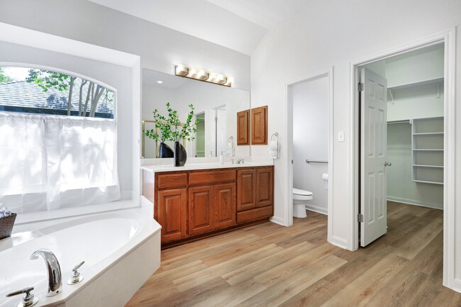 Building Photo - 26 Silverhorn Dr