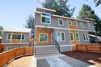 Building Photo - 4660-4660 SW Fairvale Ct