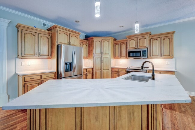 Building Photo - {14400} Somerset Brooke + Beautifully Updated Throughout + Finished Walk Out Basement + Fenced Yard