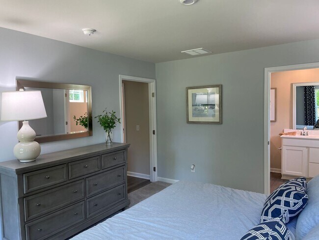 Building Photo - 3 Bedroom 2 Bathroom at Sharron Creek-Pet ...