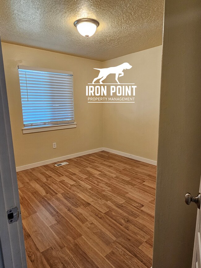 Building Photo - 3bed/2bath w/3 car garage, upstairs bonus room, vaulted ceilings, & fenced yard.