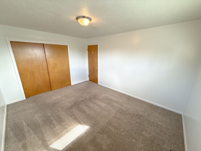 Building Photo - 3 Bedroom, 1.5 Bath House in Pacific Terrace neighborhood