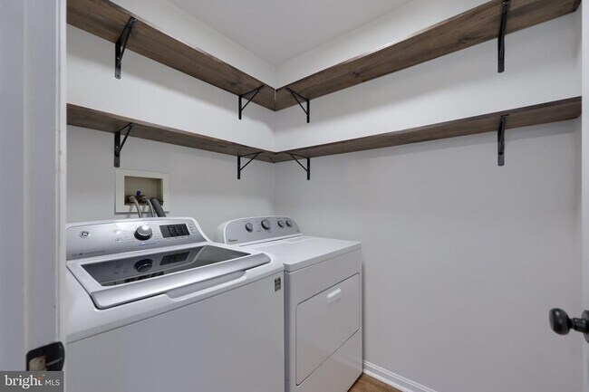 Building Photo - 604 Rockwood Dr