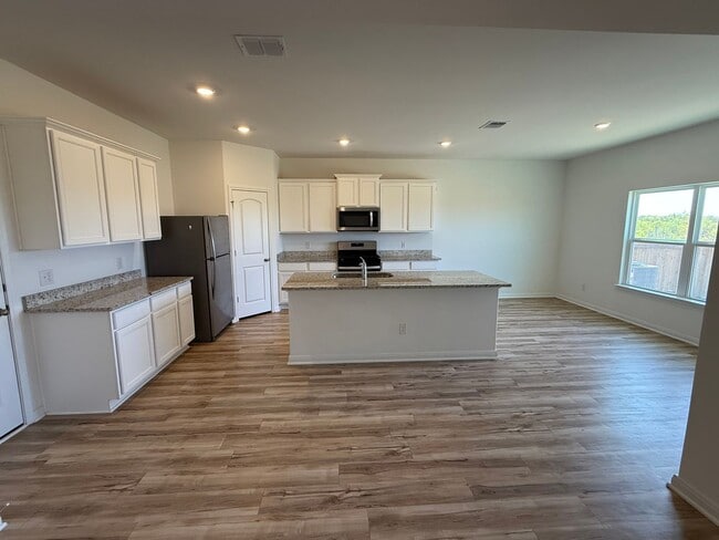 Building Photo - Move-In Ready 4BR with Private Yard & Fire Pit – Won’t Last!