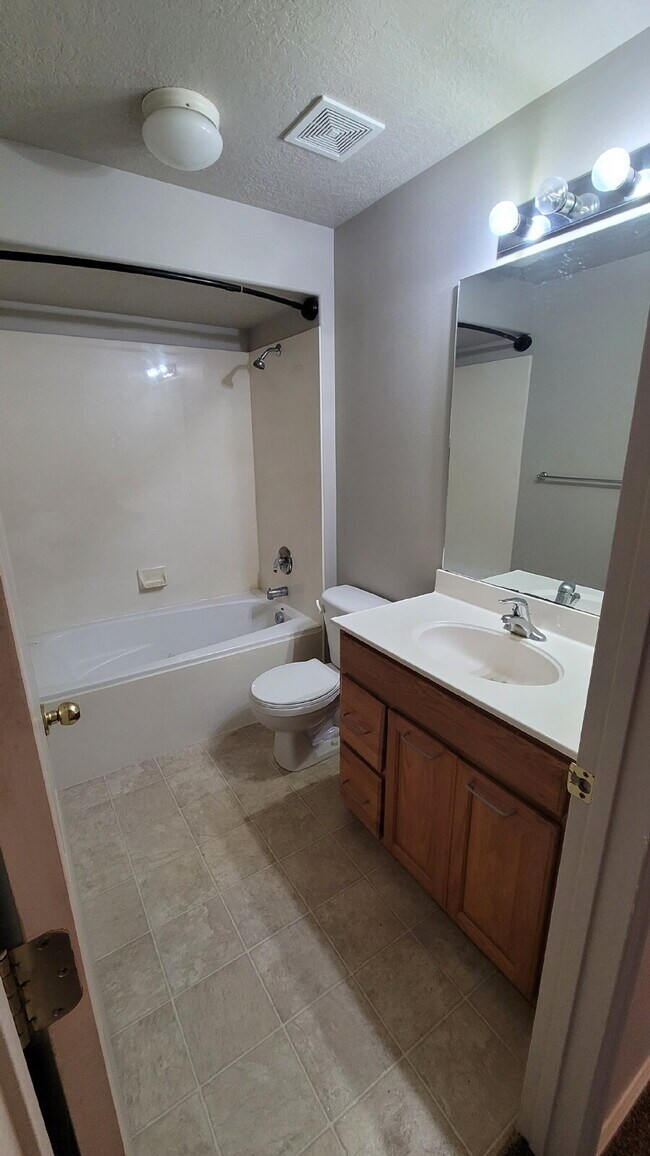Building Photo - "Charming 3-Bed, 2-Bath Top Floor Condo in...