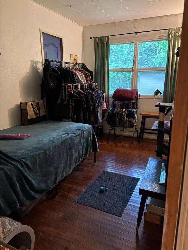 Building Photo - 3 Bedroom, 1 Bath Ranch- Available August 2026!