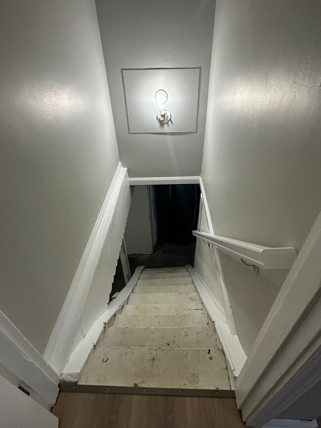 Building Photo - CUTE 2 BEDROOM HOUSE WITH LARGE BACKYARD IN HAMILTON! QUIET STREET