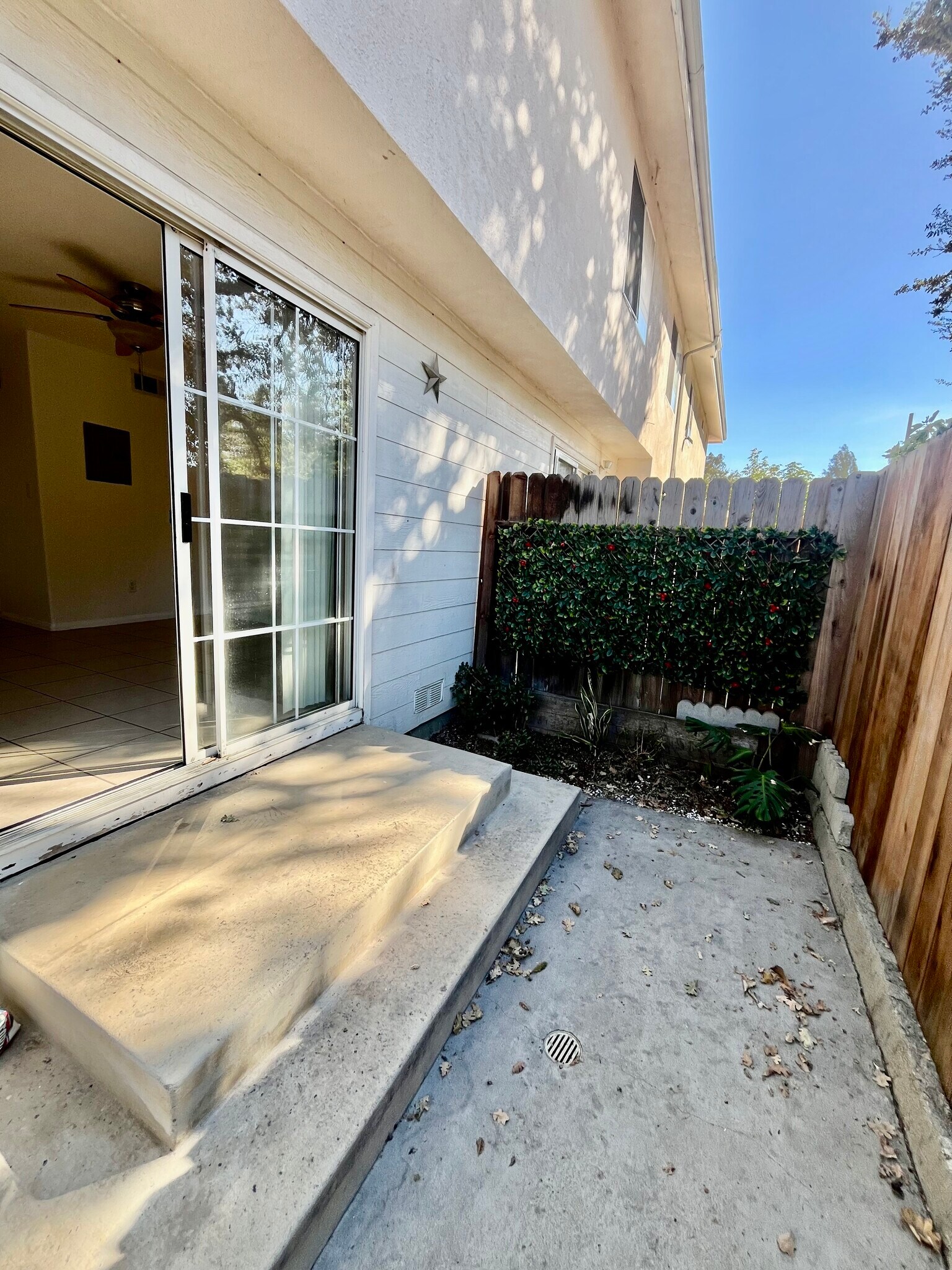 Building Photo - 3199 Royal Oaks Dr