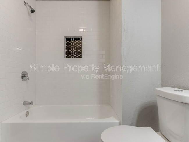 Building Photo - 8508 Candlewood Dr
