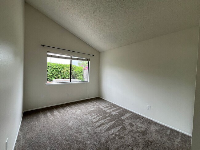 Building Photo - MOVE-IN READY 3+2 w/all appliances, commun...