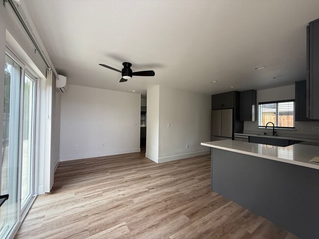 Building Photo - DSI248