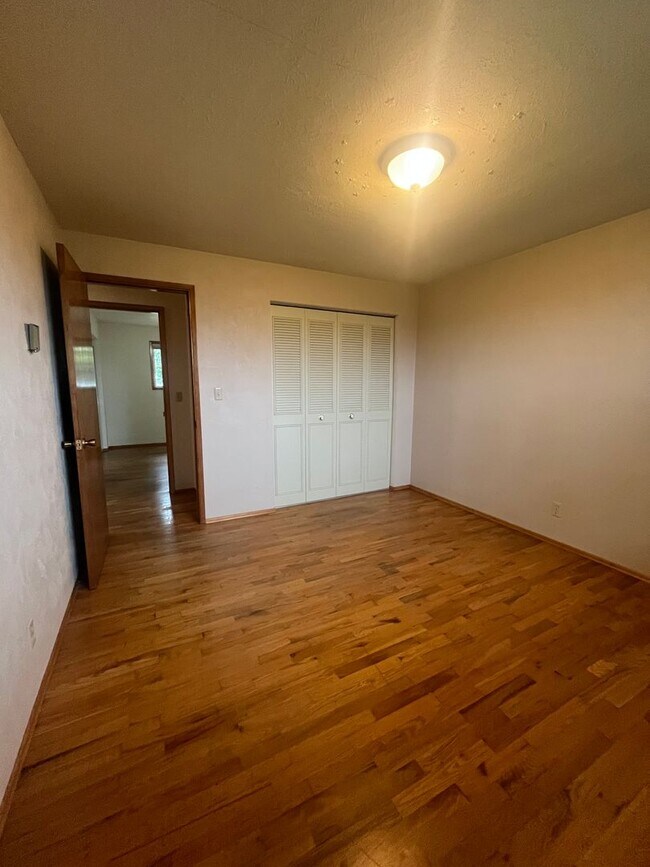 Building Photo - Country living just minutes from town!!! 3-Bed 2-Bath home