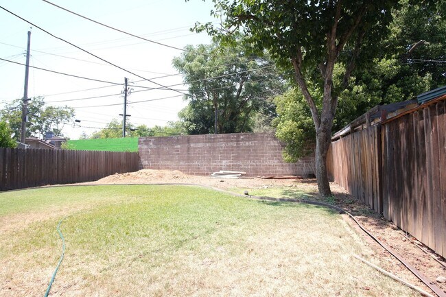 Building Photo - Charming 3-bedroom, 1-bathroom in Sacramento.
