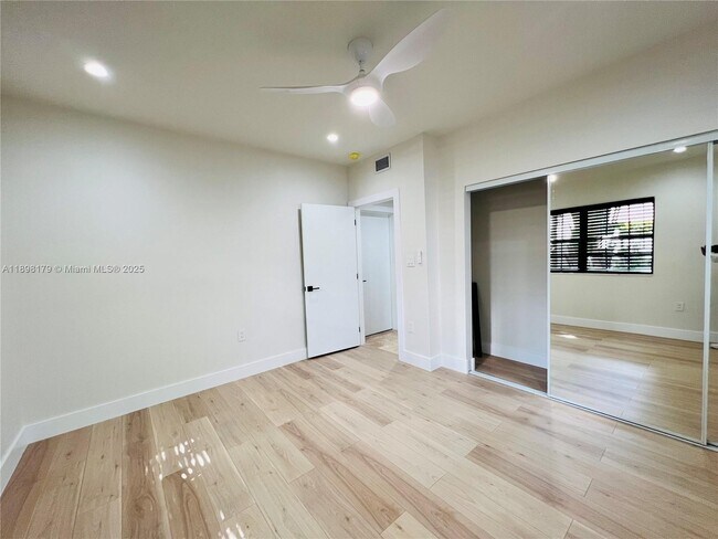 Building Photo - 1470 Lincoln Terrace