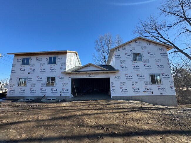 Building Photo - 822 W 6th St