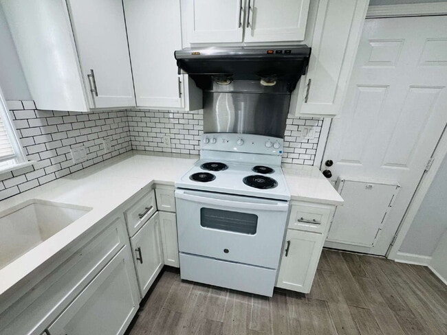 Building Photo - 3BR/2BA Cottage-Style Home, offering timeless character for Lease