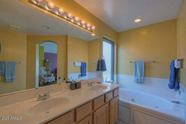 Building Photo - 10429 E Hillery Dr