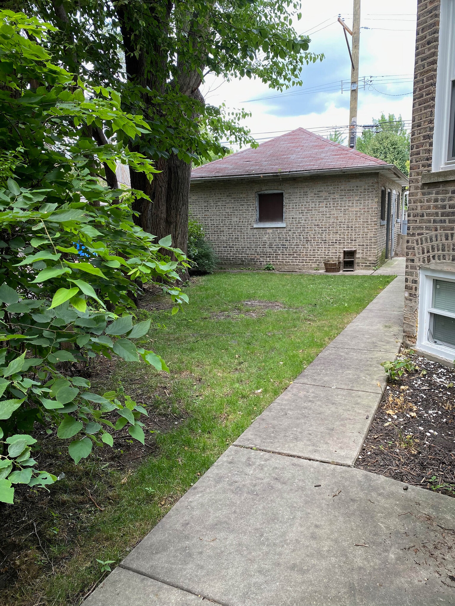 Side Yard - 2058 W Hutchinson St