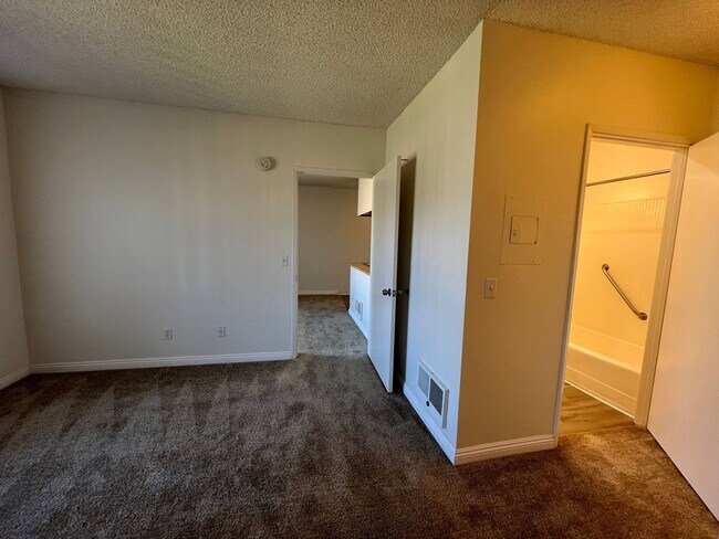 Building Photo - UPSTAIRS 1 BED 1 BATH w/ ONSITE LAUNDRY As...