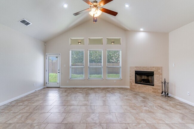 Building Photo - Nice 3-Bedroom 2-Bathroom Home in Highland...