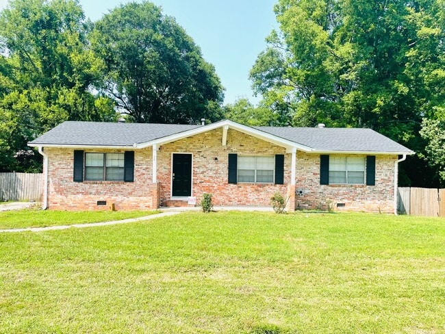 Primary Photo - ** 4 Bed 2 Bath Located in Prattville ** C...